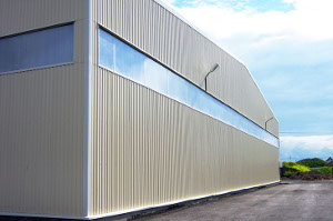 Стеновой профнастил для зданий купить Здание обшитое стеновым профнастилом